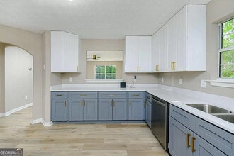 Building Photo - Room in House on Brown Dr