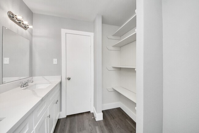 Building Photo - 15423 Ridingwood Dr