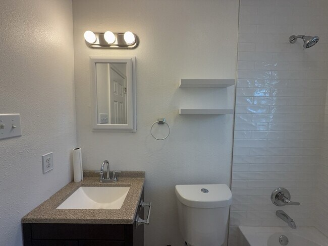 Building Photo - 1202 Valley View Dr
