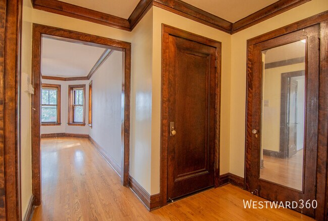 Building Photo - 5844 N Artesian Ave