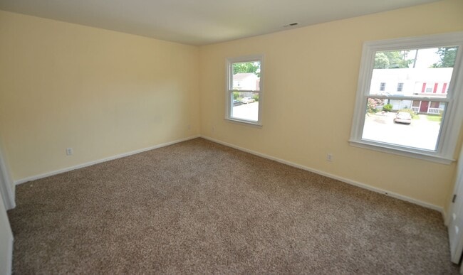 Building Photo - Great Neck!