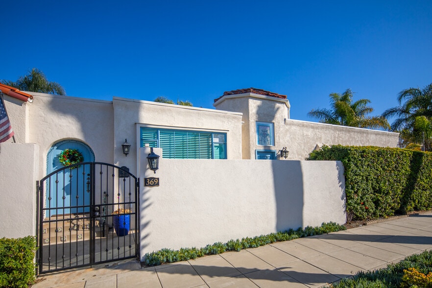 Rod iron entry gate. Palm Ave has convenient parking in front of Guest House - 369 Palm Ave
