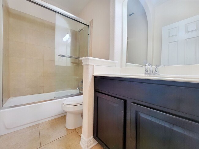 Building Photo - Large 3 Bedroom, 2.5 Bathroom Home – Fully Equipped Kitchen & Washer/Dryer Hookups