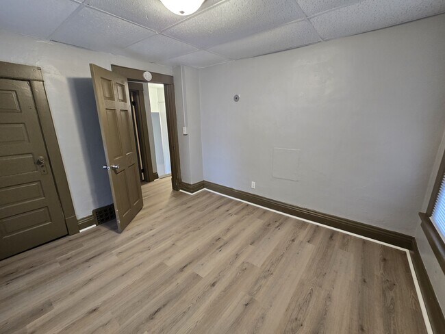 Building Photo - 419 Bratnober St