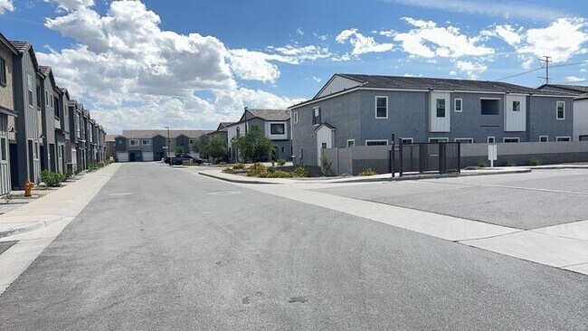 Building Photo - Stunning New 3Beds/2.5Bath Townhome in Phoenix, AZ!