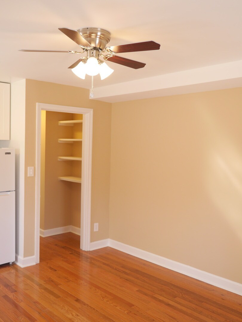 Building Photo - 812 Greenwood Cir