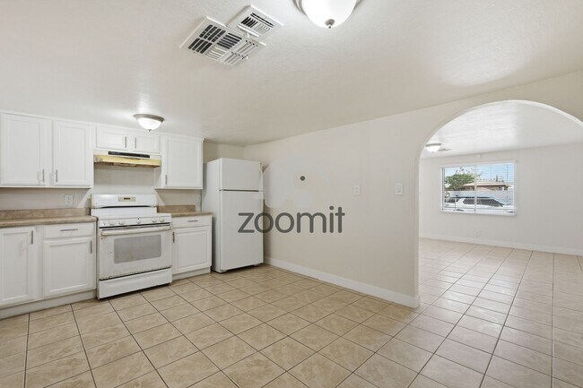Building Photo - Welcome home to this beautifully updated 3-bedroom, 2-bathroom