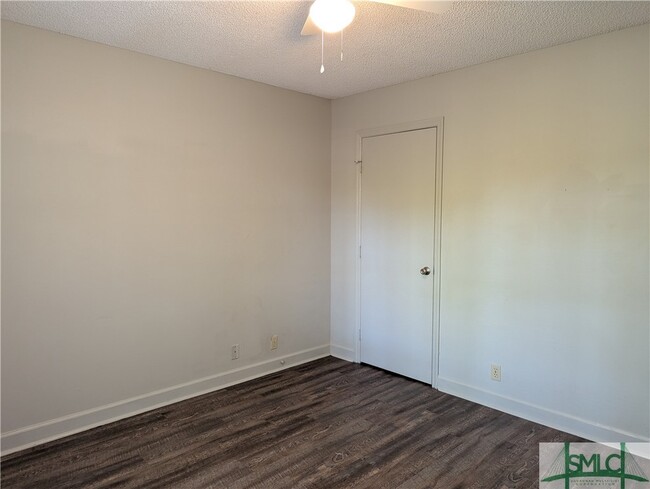 Building Photo - 1039 N Ash St