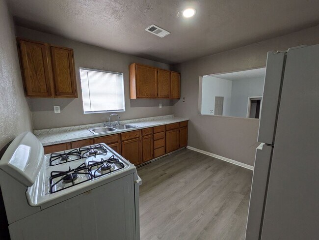 Building Photo - 3885 Park St