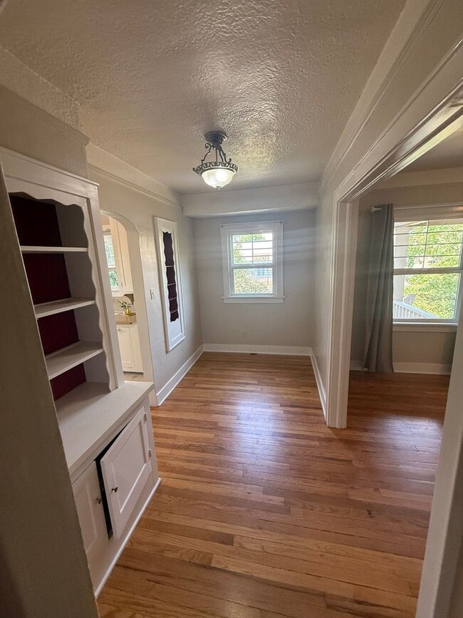 Building Photo - Charming 2BR/1BA Campus House