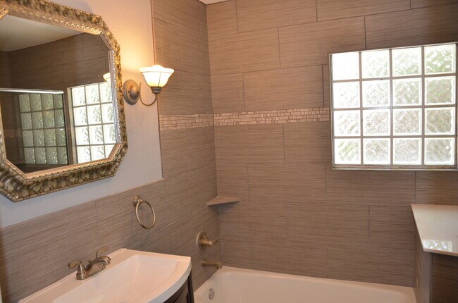 Building Photo - Westcliff - TCU area four bedroom home for lease