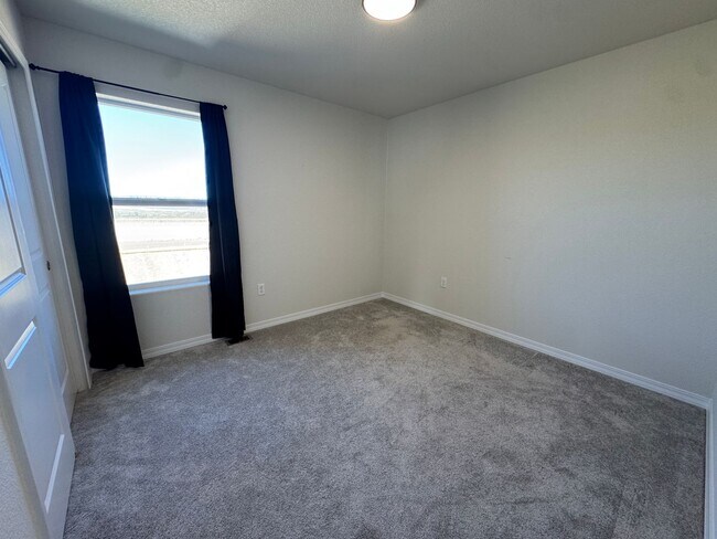 Building Photo - Spacious 3-Bedroom, 3-Bathroom Two-Story Home with Modern Finishes & Fenced Yard