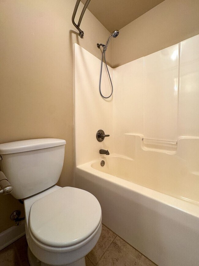 Building Photo - Beautifully Maintained 3 Bed 2.5 Bath West Gate Home