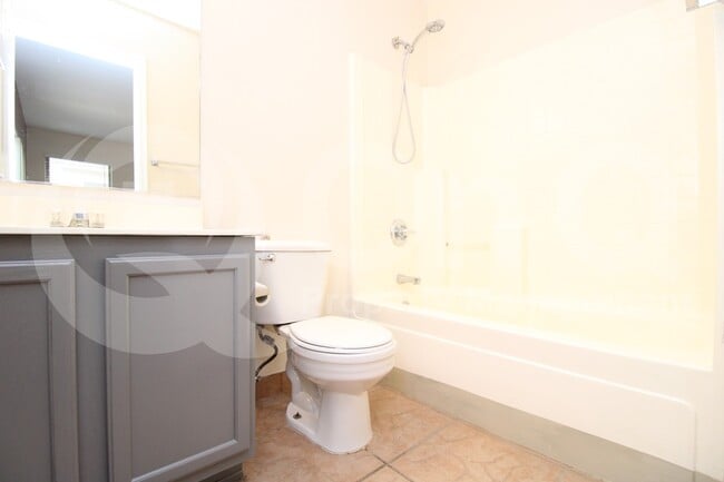 Building Photo - 667 W Jardin Dr