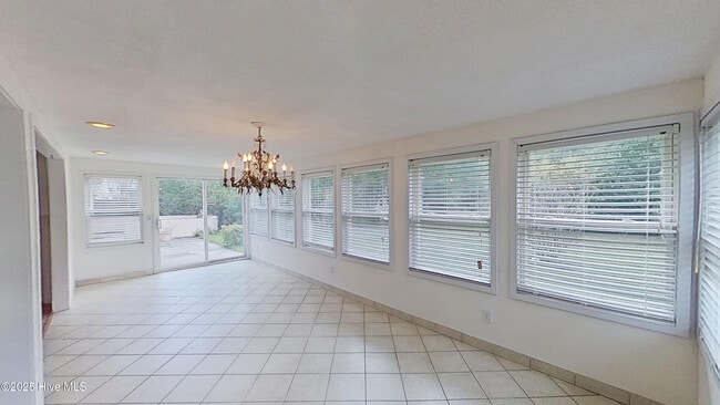 Building Photo - 303 Putnam Dr