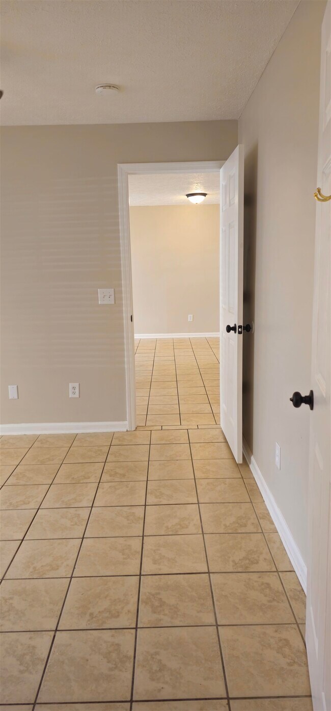 Building Photo - 811 17th Ave