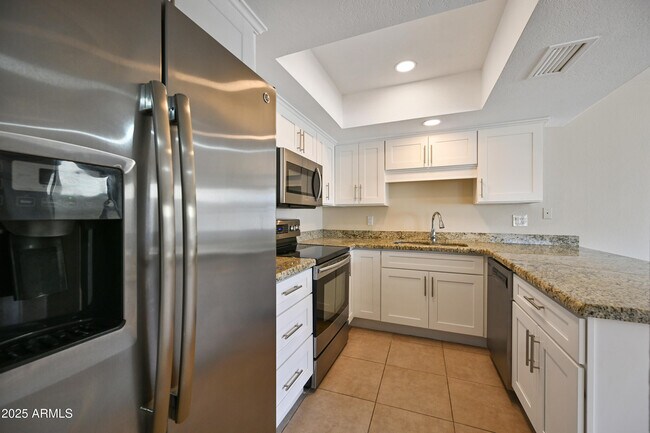 Building Photo - 6943 E Earll Dr