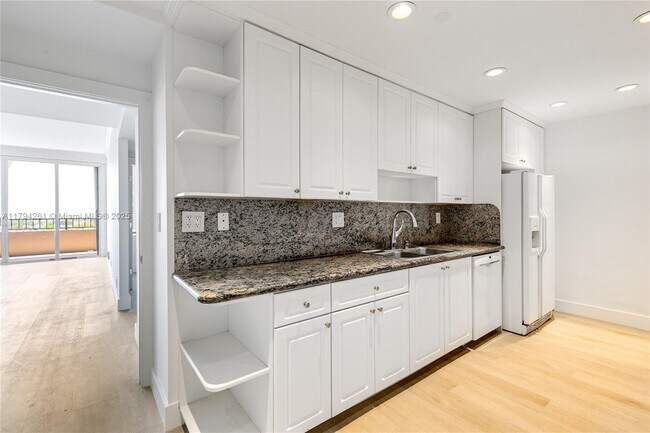 Building Photo - 251 Crandon Blvd