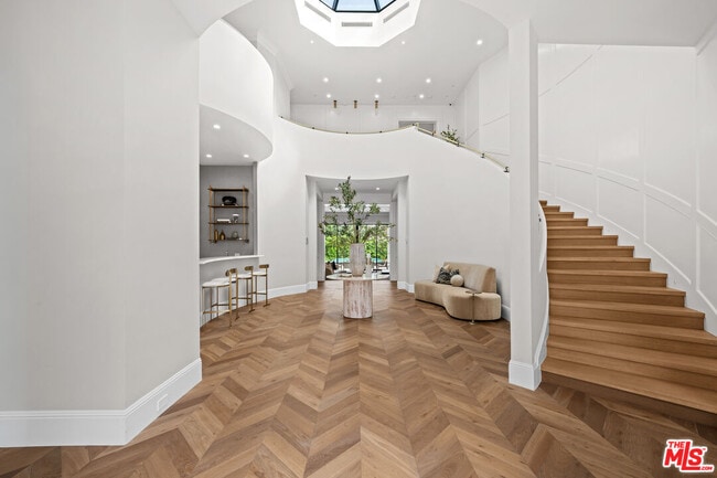 Building Photo - 616 N Alpine Dr