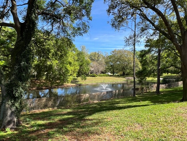 Building Photo - 1/1 Corner Unit in GATED ~ LAKEFRONT community in Altamonte Springs!