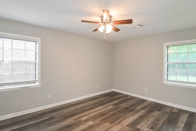 Building Photo - 104 Rosewood Dr