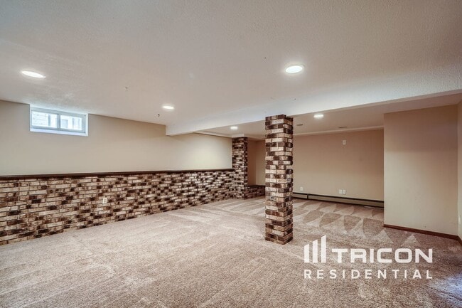 Building Photo - 619 3rd Ave E