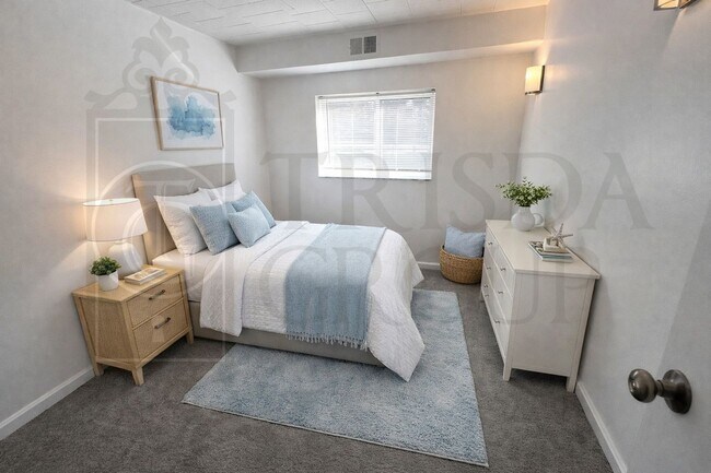 Building Photo - Move In Ready! North Hills School District-2 BR/1BA, Central AC, LVP Floors, Upgraded Kitchen, Ba...