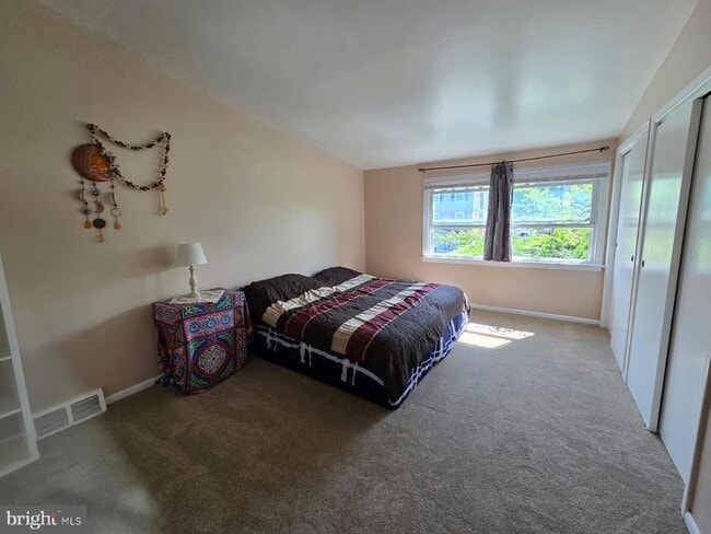 Building Photo - 647 Artwood Dr