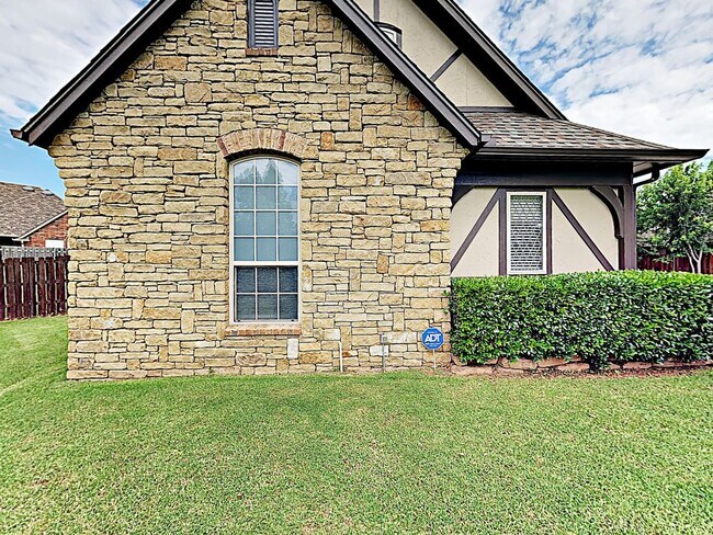 Building Photo - Beautiful East Edmond home in Belmont Farms.