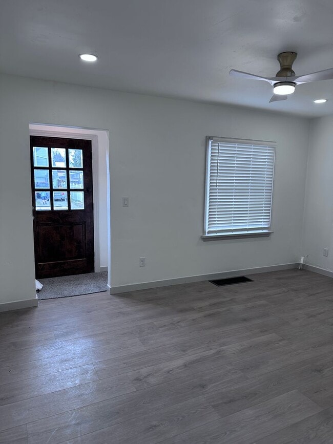 Building Photo - Charming Renovated 3BD/1BA Home with Garage | Idaho Falls