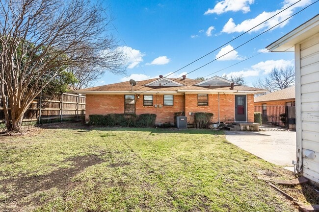 Building Photo - 3-bedroom, 2-bath home with 2-car garage in Casa View