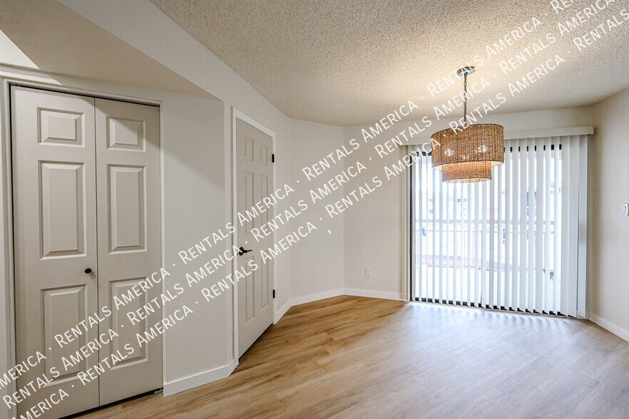 Building Photo - 9151 W Greenway Rd