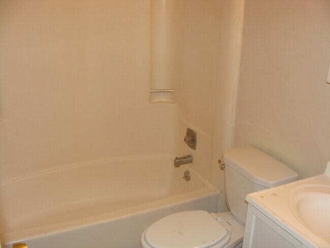 Building Photo - 1 Oak Forest Ln