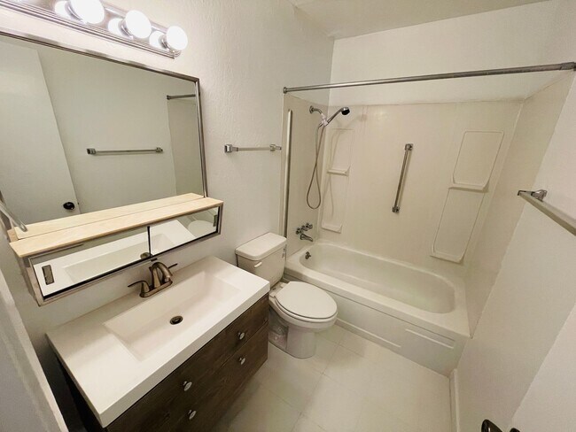 Building Photo - 2301 James Ave