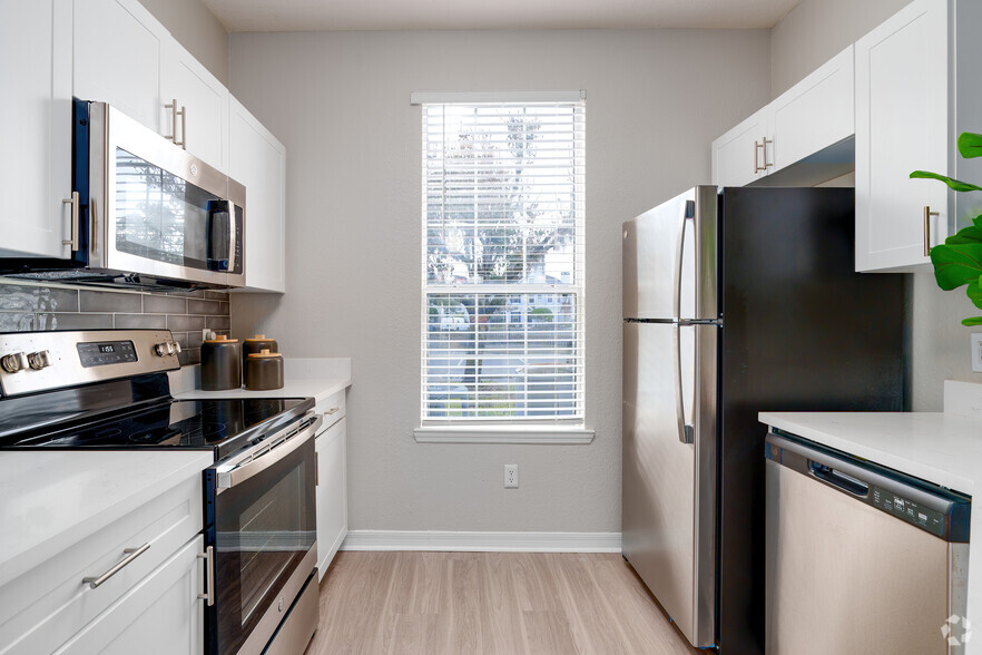 1BR, 1BA - 871SF - Kitchen - Knightsbridge at Stoneybrook