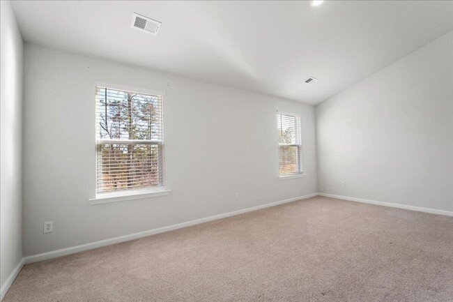 Building Photo - Beautiful 4-Bedroom 2.5 Bath Townhome