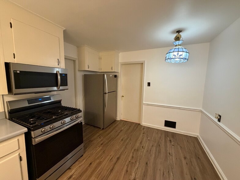 Building Photo - 161 Blades St