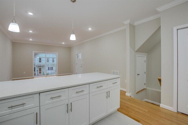 Building Photo - 16 Grant Ave