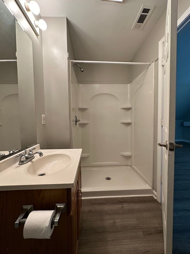 Building Photo - Large 4 bedroom home near Campus- Pre Lease for August 1st 2026