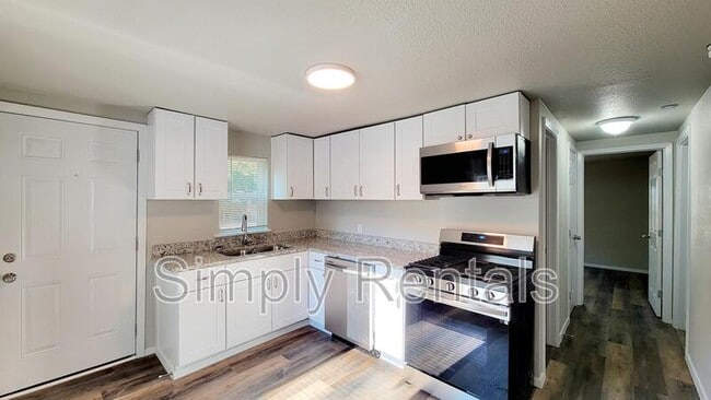 Building Photo - 1221 Stanford St