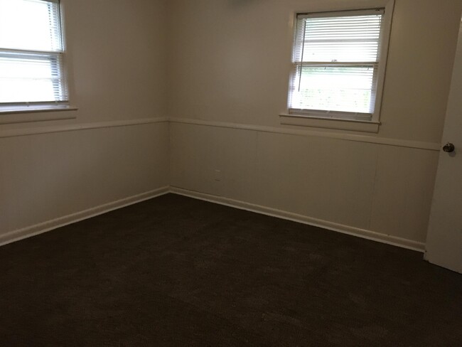 Building Photo - 813 Woodlawn Dr