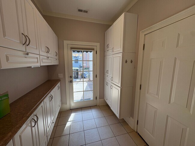 Building Photo - Townhome Available in North Main Community Downtown Greenville!
