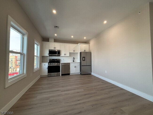 Building Photo - 136 Elm St