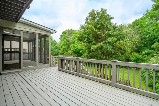 Building Photo - 1034 St James Crossing