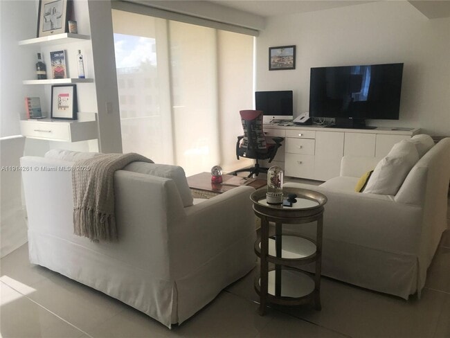 Building Photo - 2951 S Bayshore Dr