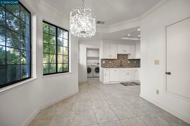Building Photo - 5022 Lakeview Dr