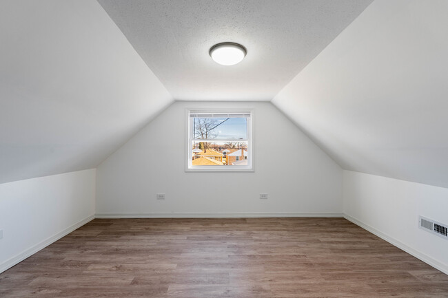 Building Photo - 5231 N Melvina Ave