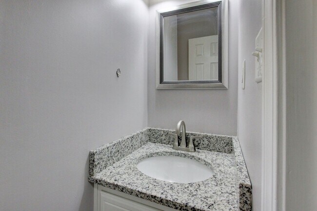 Building Photo - Updated 3bed 2 bath in St B with SEPARATE WORKSHOP around back.