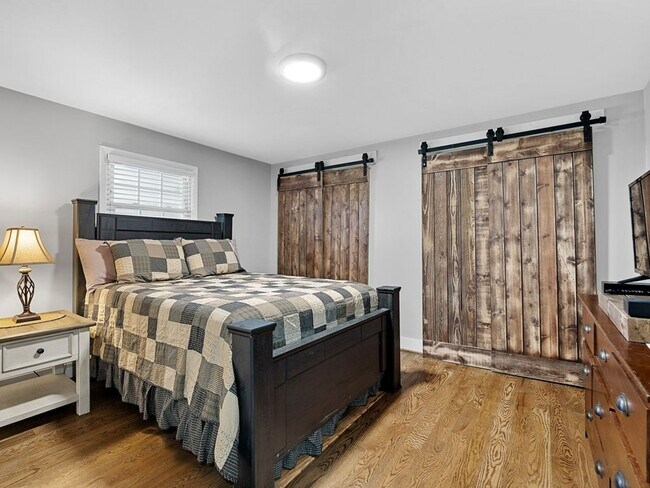 Building Photo - 2-Bedroom Furnished Home with Large Lot in...