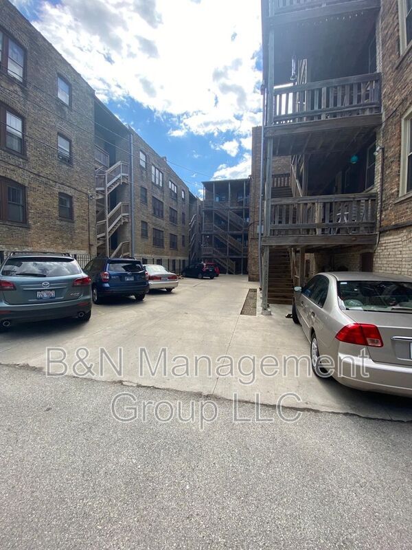 Building Photo - 1721 W Ainslie St